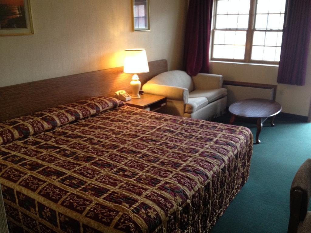 Parkway Inn Vestal Exterior photo